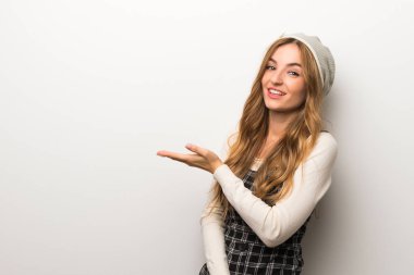 Modaya uygun süre seyir gülümseyen doğru bir fikir sunmak şapka giyen kadın