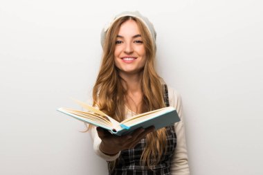 Modaya uygun bir kitap ve birine vererek şapka giyen kadın