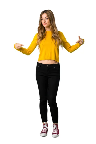 誇りと自己満足で黄色のセーターと若い女の子のフルレングス ショット自身分離の白い背景の上のコンセプトが大好き — ストック写真