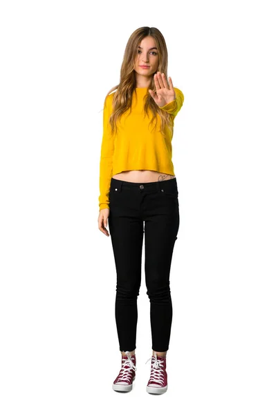 一个穿着黄色毛衣的年轻女孩做停止手势的全长照片 否认在孤立的白色背景下认为错误的情况 — 图库照片