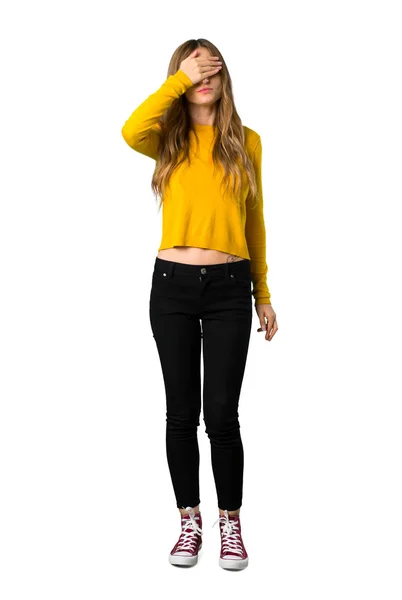 Plano Completo Una Joven Con Suéter Amarillo Cubriendo Los Ojos —  Fotos de Stock