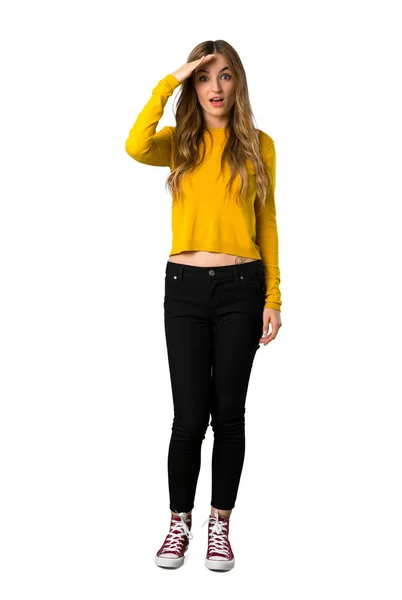 黄色のセーターと若い女の子のフルレングス シュートちょうど何かを実現して 分離の白い背景の上のソリューションをしようとします — ストック写真