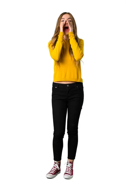 Полнометражный Снимок Молодой Девушки Жёлтом Свитере Кричащей Объявляющей Изолированном Белом — стоковое фото