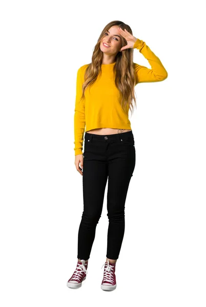 Tiro Comprimento Total Uma Jovem Com Suéter Amarelo Saudando Com — Fotografia de Stock