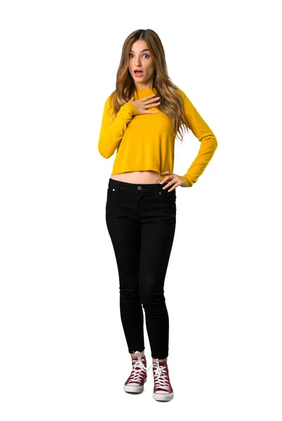 Pełnej Długości Strzał Młodej Dziewczyny Żółty Sweterek Zaskoczony Zszokowany Podczas — Zdjęcie stockowe
