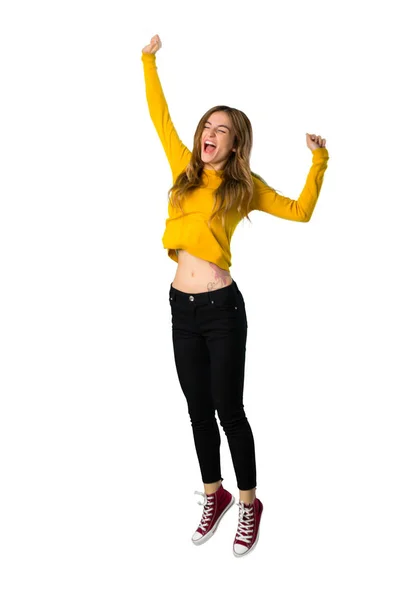 Повнометражний Знімок Молодої Дівчини Жовтим Светром Щасливий Стрибає Ізольованому Білому — стокове фото