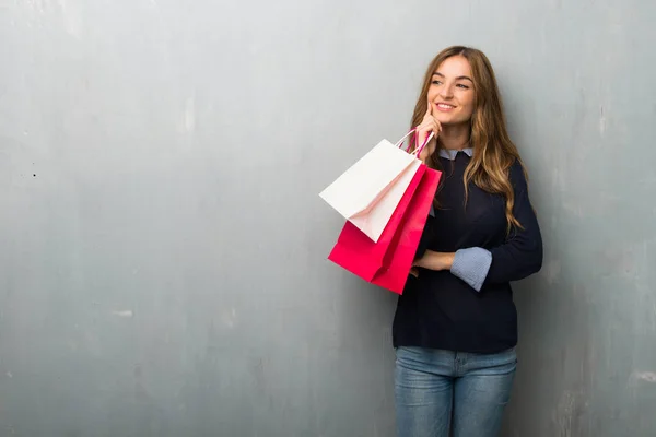 Chica Con Bolsas Compras Mirando Lado Con Mano Barbilla —  Fotos de Stock