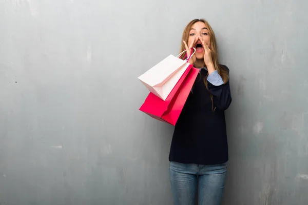 Fille Avec Des Sacs Provisions Criant Annonçant Quelque Chose — Photo