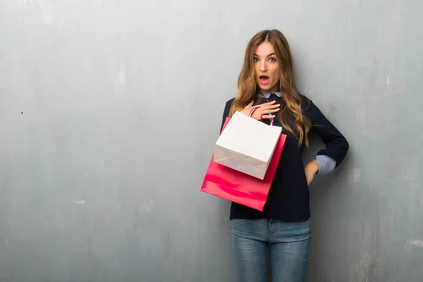 Chica Con Bolsas Compras Sorprendido Sorprendido Mientras Mira Derecha —  Fotos de Stock