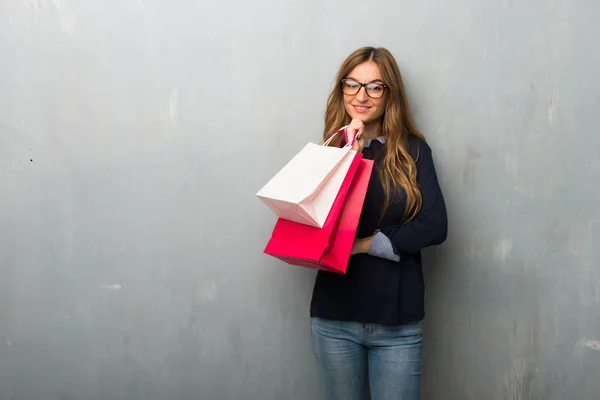 Chica Con Bolsas Compras Con Gafas Sonriendo —  Fotos de Stock