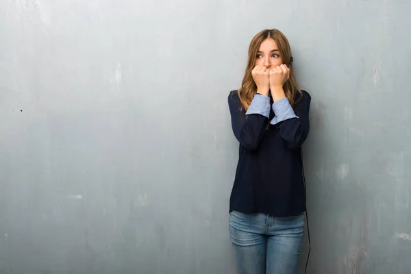 Telemarketerin Ist Ein Bisschen Nervös Und Hat Angst Die Hände — Stockfoto