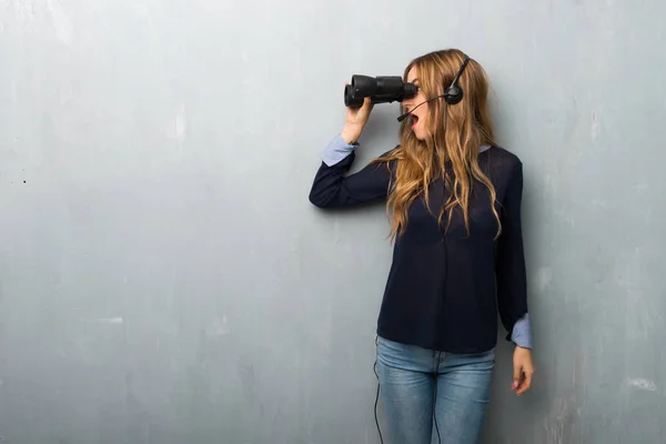 Telemarketer Donna Guardando Lontananza Con Binocolo — Foto Stock