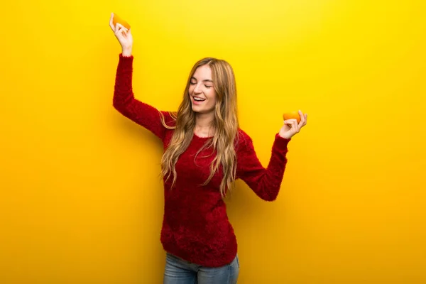 Mulher Jovem Segurando Fatias Laranja Fundo Amarelo Vibrante — Fotografia de Stock