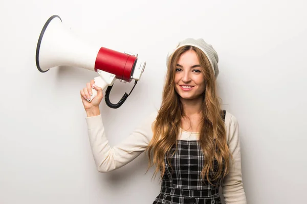 Modieus Vrouw Met Hoed Houden Een Megafoon — Stockfoto