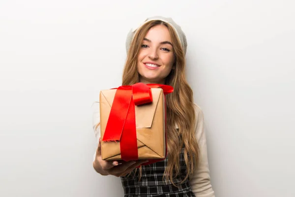 Moda Mujer Usando Sombrero Sosteniendo Regalo Las Manos —  Fotos de Stock