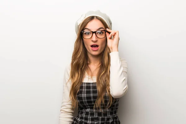 Mulher Moda Usando Chapéu Com Óculos Surpreso — Fotografia de Stock