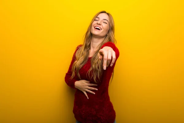 Mladá Dívka Pulzující Žluté Pozadí Ukazuje Prstem Někoho Hodně Smíchu — Stock fotografie