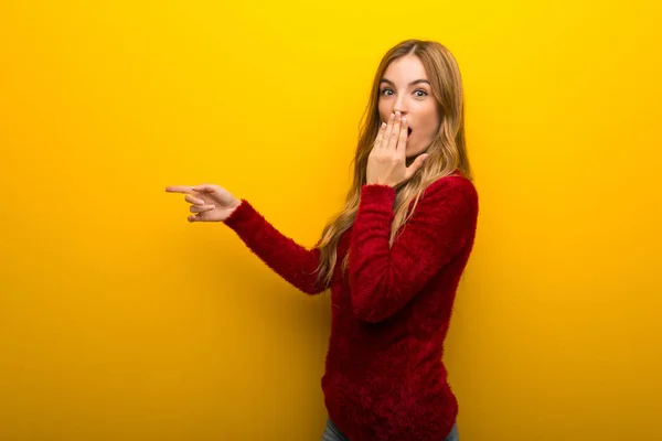 Ung Flicka Pulserande Gul Bakgrund Pekar Finger Sidan Med Förvånad — Stockfoto