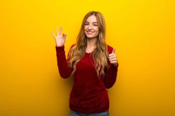 Chica Joven Sobre Fondo Amarillo Vibrante Mostrando Signo Con Dando — Foto de Stock