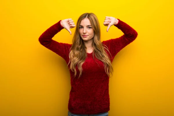 Menina Fundo Amarelo Vibrante Mostrando Polegar Para Baixo Com Ambas — Fotografia de Stock