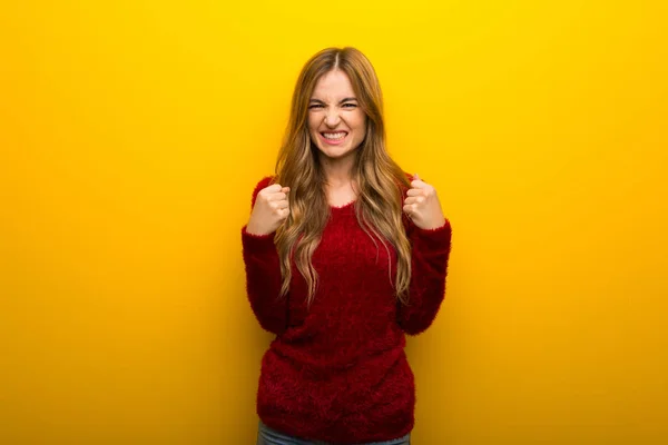 Chica Joven Sobre Fondo Amarillo Vibrante Frustrado Por Una Mala — Foto de Stock