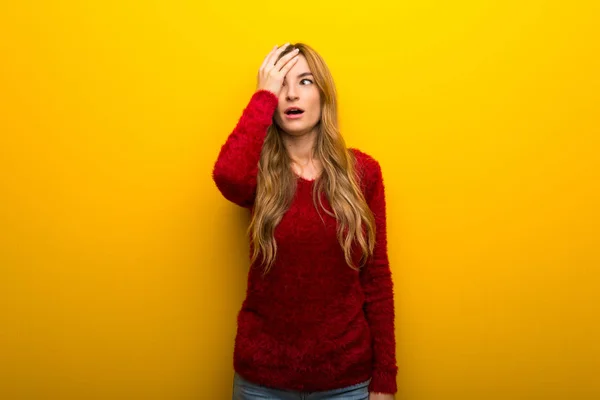 Menina Fundo Amarelo Vibrante Com Surpresa Expressão Facial Chocada — Fotografia de Stock