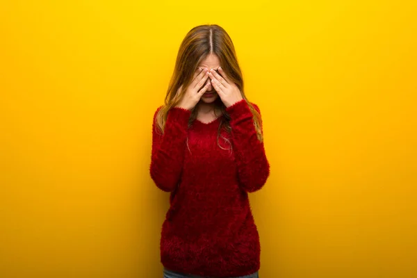 疲れや病気の表現と鮮やかな黄色の背景に若い女の子 — ストック写真