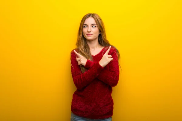 Jong Meisje Levendige Gele Achtergrond Wijzen Twijfels Laterals — Stockfoto