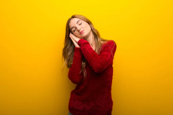 Giovane Ragazza Uno Sfondo Giallo Vibrante Facendo Gesto Del Sonno — Foto Stock