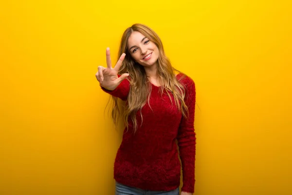 Chica Joven Sobre Fondo Amarillo Vibrante Feliz Contando Tres Con — Foto de Stock
