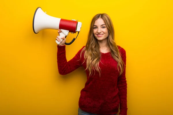 Chica Joven Sobre Fondo Amarillo Vibrante Sosteniendo Megáfono —  Fotos de Stock