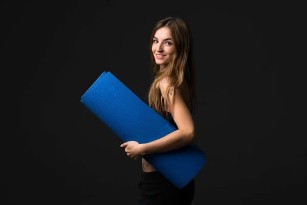 Deporte Mujer Con Estera Sobre Fondo Oscuro — Foto de Stock