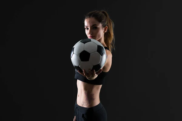 Bir Futbol Topu Tutan Koyu Arka Plan Üzerinde Spor Kadın — Stok fotoğraf