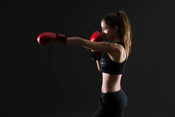 Sportlerin Mit Boxhandschuhen Auf Dunklem Hintergrund — Stockfoto