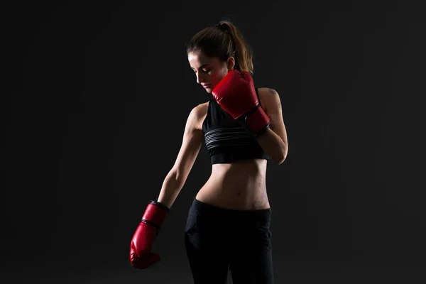 Mujer Deportiva Con Guantes Boxeo Sobre Fondo Oscuro — Foto de Stock