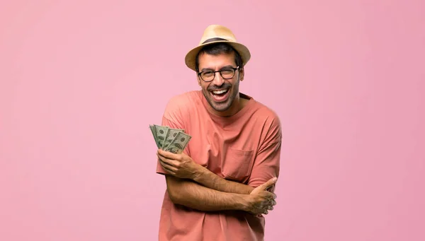 Man Holding Many Bills Keeping Arms Crossed While Smiling Pink — Stock Photo, Image