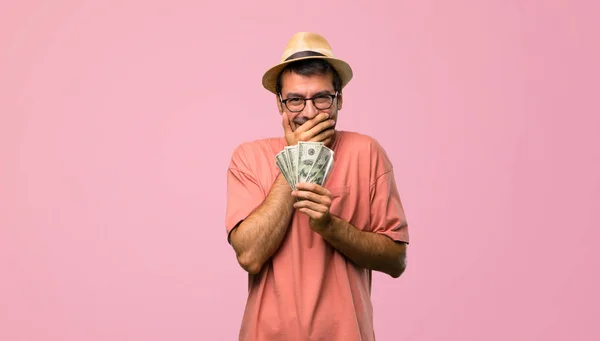 Hombre Sosteniendo Muchos Billetes Sonriendo Mucho Mientras Cubre Boca Sobre — Foto de Stock