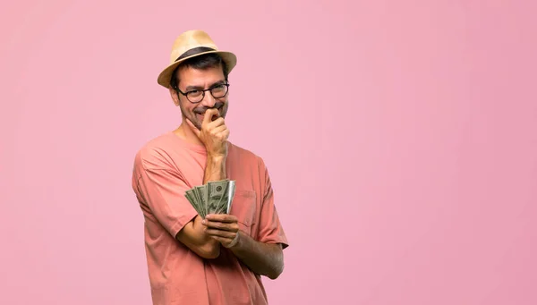 Człowiek Posiadający Wiele Ustaw Uśmiechając Się Słodki Wyrażenie Różowym Tle — Zdjęcie stockowe