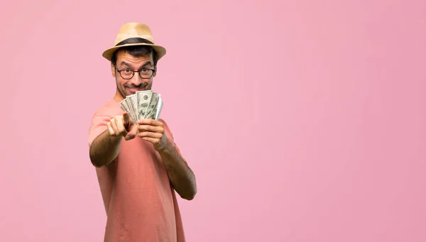 Hombre Que Sostiene Muchos Billetes Señala Con Dedo Con Una — Foto de Stock