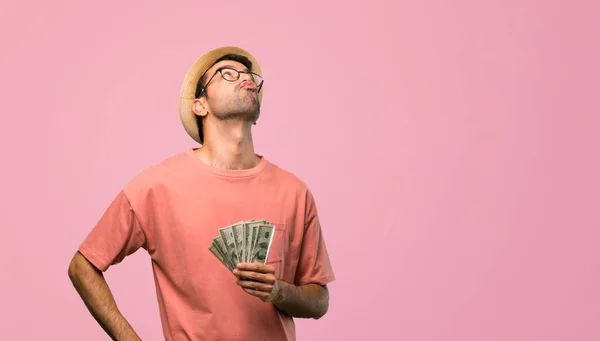 Mann Mit Vielen Geldscheinen Blickt Mit Ernstem Gesicht Auf Rosa — Stockfoto