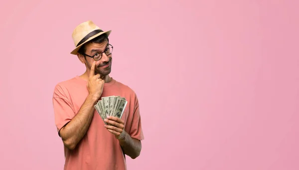 Hombre Sosteniendo Muchos Billetes Mirando Frente Sobre Fondo Rosa — Foto de Stock