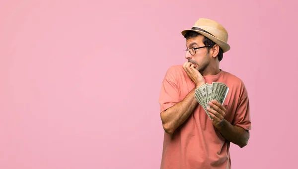 Man Met Vele Rekeningen Een Beetje Zenuwachtig Bang Handen Naar — Stockfoto