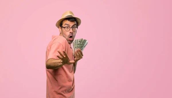 Hombre Sosteniendo Muchos Billetes Poco Nervioso Asustado Estirando Las Manos — Foto de Stock