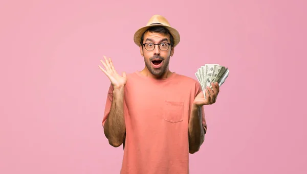 Hombre Sosteniendo Muchos Billetes Con Sorpresa Expresión Facial Impactada Sobre — Foto de Stock
