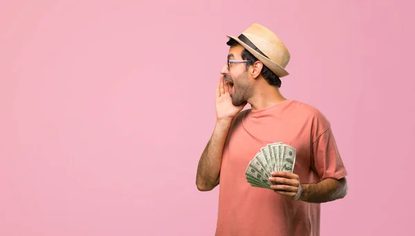 Hombre Sosteniendo Muchos Billetes Gritando Con Boca Abierta Hacia Lateral — Foto de Stock