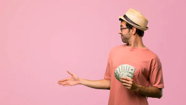 Hombre Sosteniendo Muchos Billetes Apretón Manos Después Buen Trato Fondo — Foto de Stock