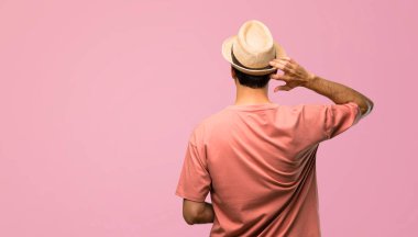 Faturaları arka pozisyon geri pembe kafa çizilmemesi ise seyir üzerinde tutan adam