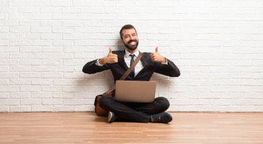 İşadamı çünkü jest Yaşasın vererek katta oturan onun laptop ile başarı elde etti