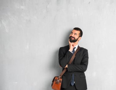 İşadamı duran ve bir fikir ararken süre düşünme sakallı