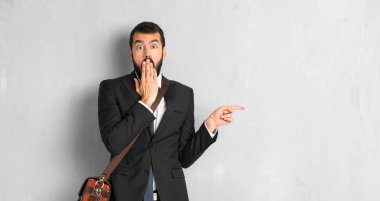 İşadamı sürpriz bir yüz yanında sakal işaret parmağı